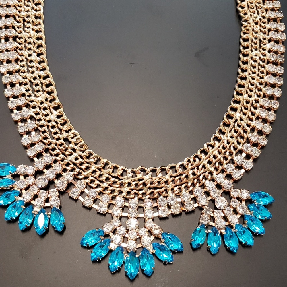 Beautiful necklace with turquoise detailing